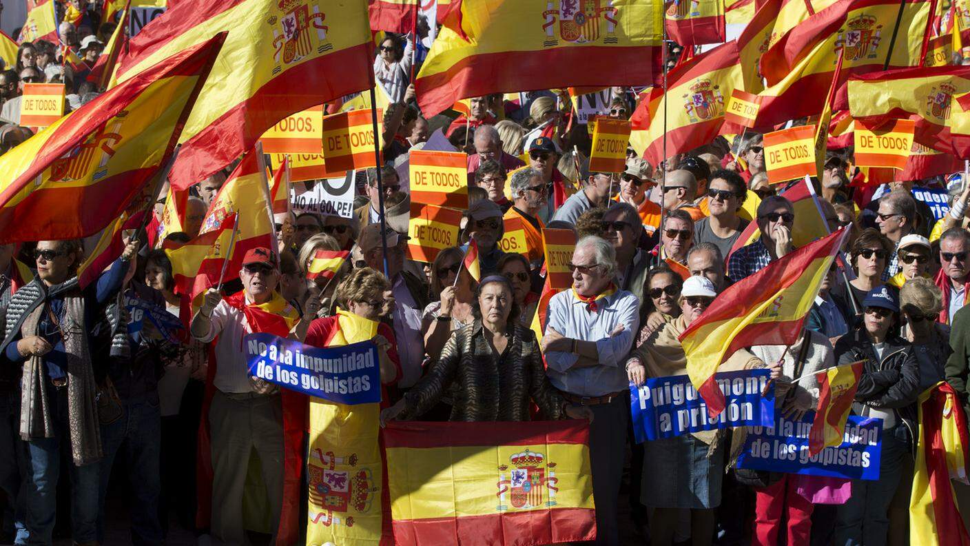 Manifestanti unionisti in piazza sabato a Madrid