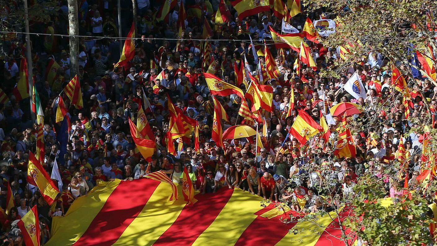 Manifestanti unionisti scesi nelle strade a Barcellona