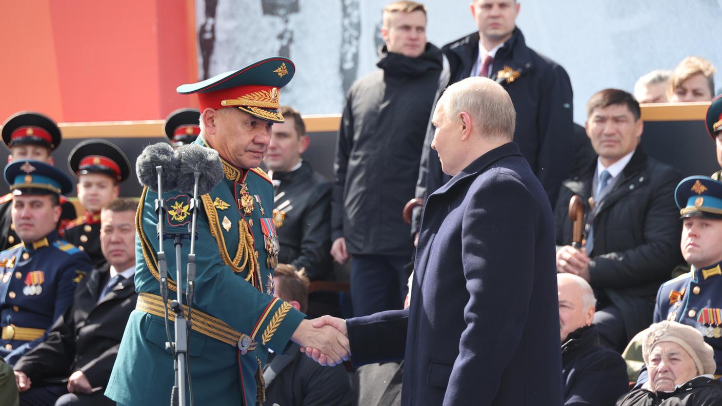La stretta di mano tra Shoigu e Putin il 9 maggio, Giorno della Vittoria.jpg