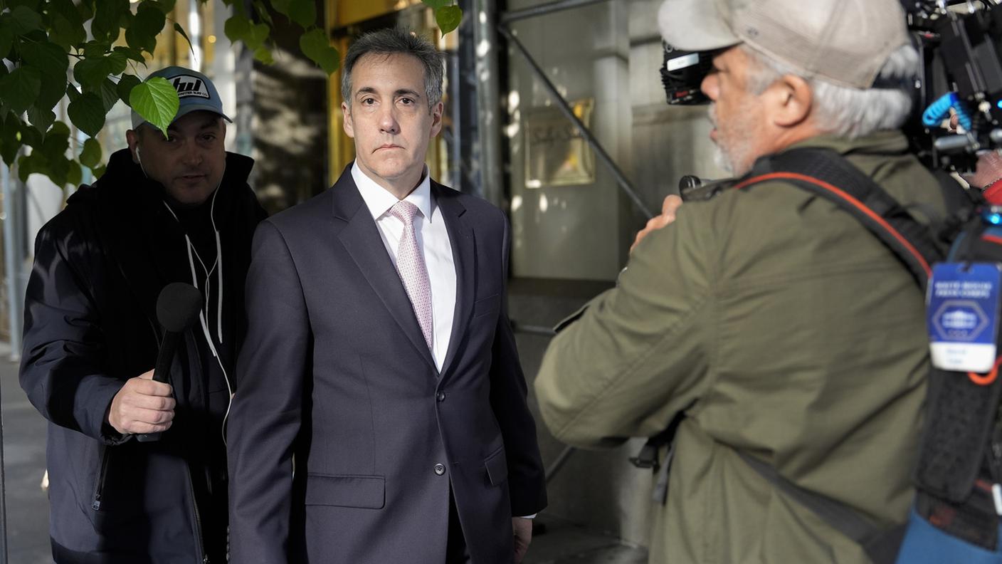 Cohen lascia il suo appartamento per recarsi al tribunale penale di Manhattan