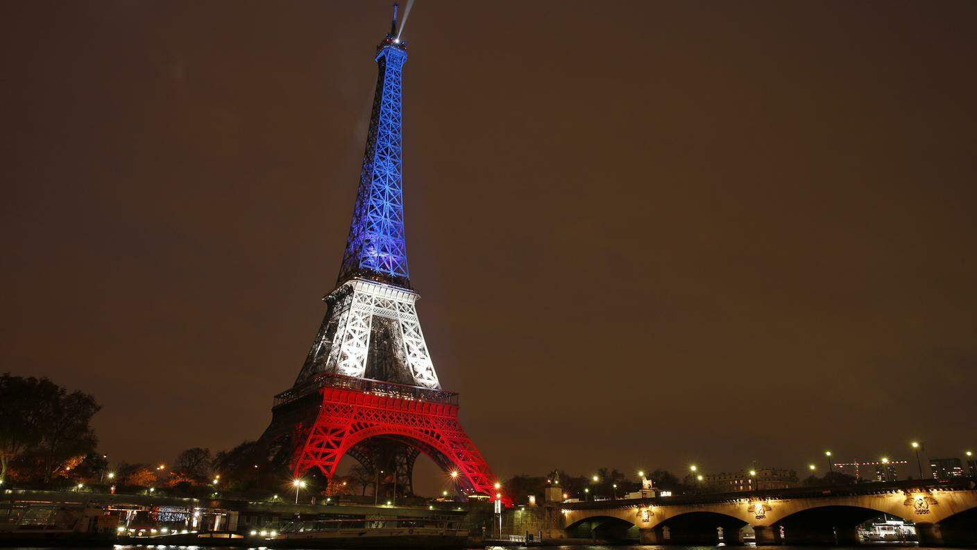 La Torre Eiffel vestita nel tricolore di Francia all'indomani degli attentati di due anni fa