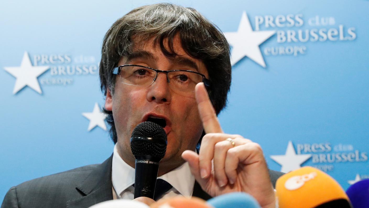 Puigdemont mentre si esprime davanti ad una platea di reporter martedì a Bruxelles