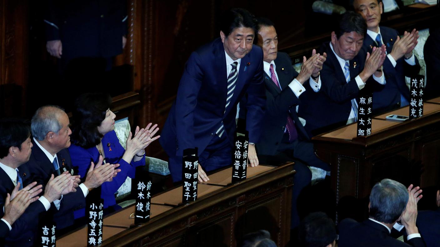 Shinzo Abe applaudito mercoledì dai deputati della Camera bassa nipponica