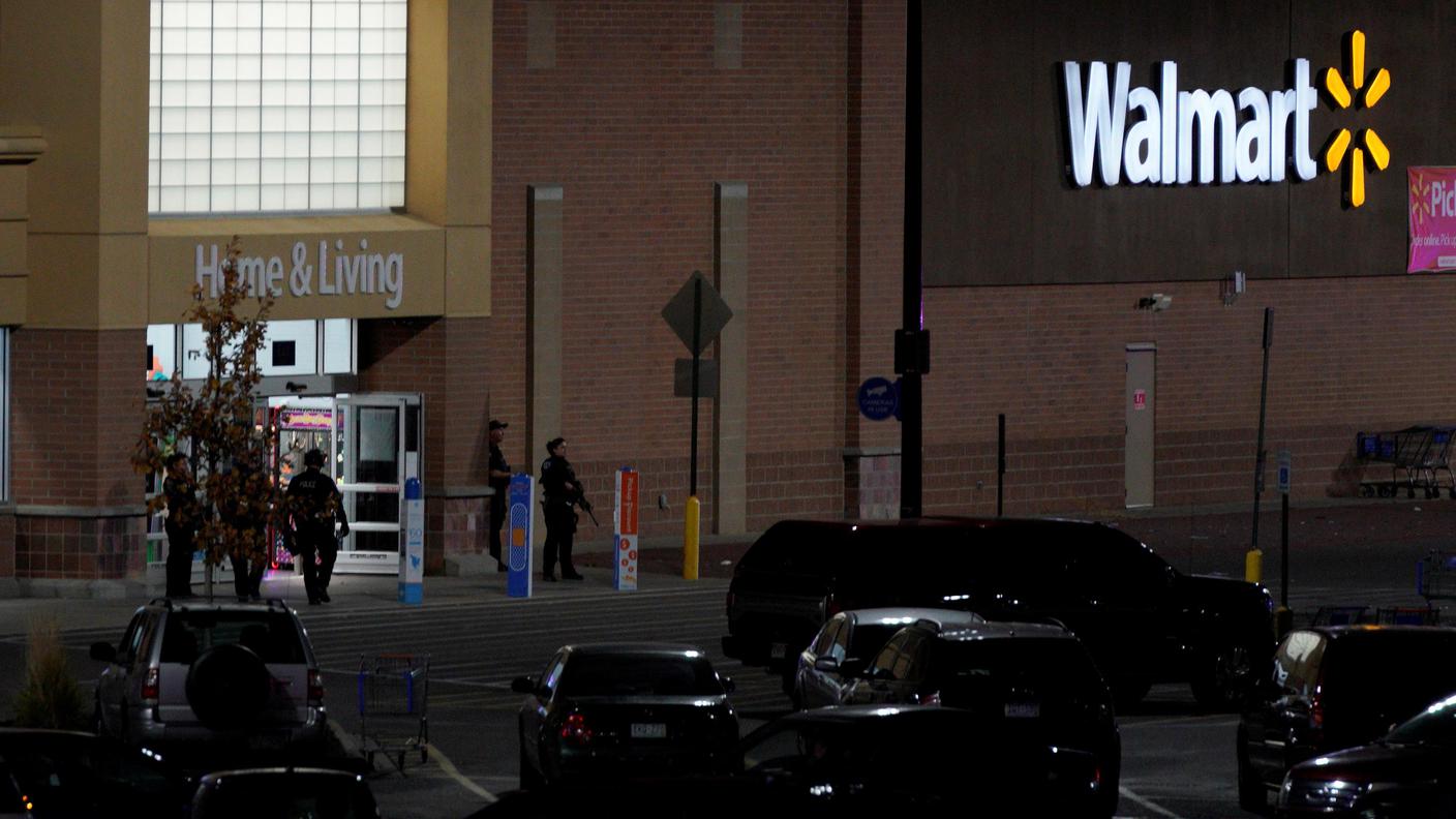 Poliziotti armati all'esterno del centro commerciale di Thornton, in Colorado