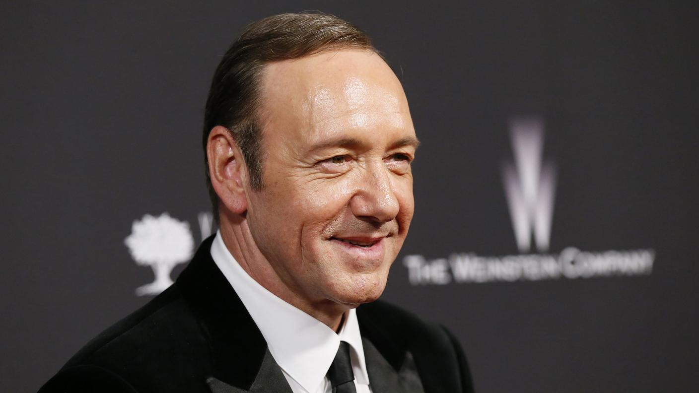 Spacey si farà curare. Sullo sfondo, nella foto, il logo della società di Harvey Weinstein