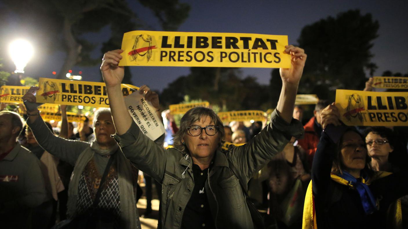 Manifestanti indipendentisti protestano davanti al Parlamento catalano