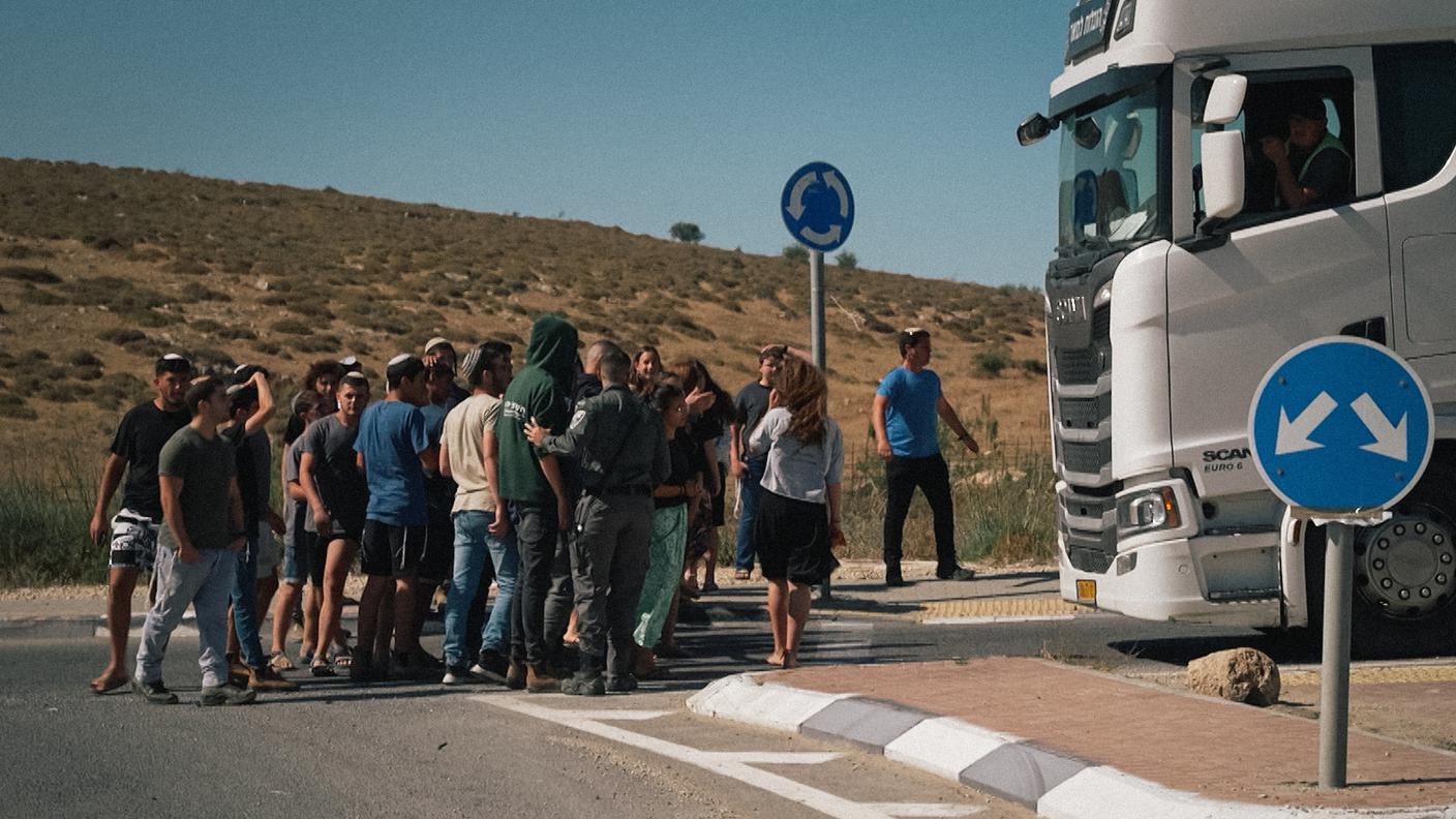 FOTO 1 - giovani israeliani bloccano un tir sulla Statale 35 - FOTO di MASSIMO PICCOLI - RSI.jpg