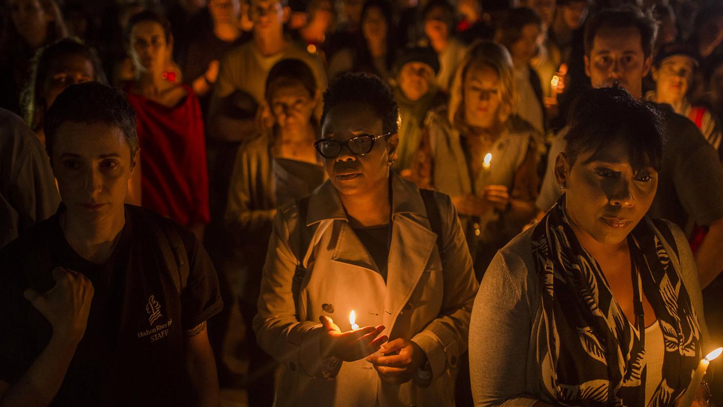 Un corteo a lume di candela nella notte a Manhattan