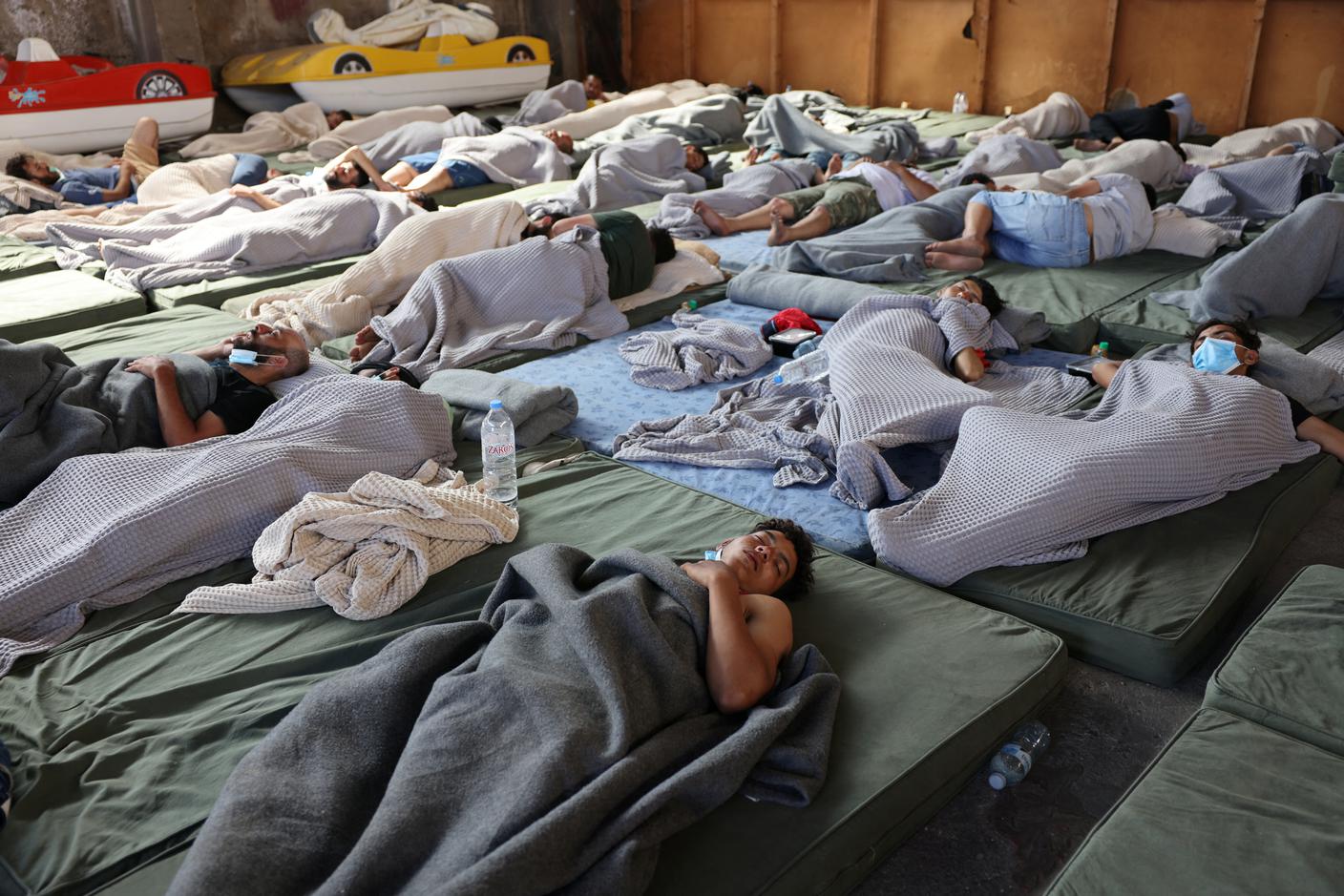 I migranti scampati alla tragedia in mare riposano in un rifugio a Kalamata, in Grecia.JPG