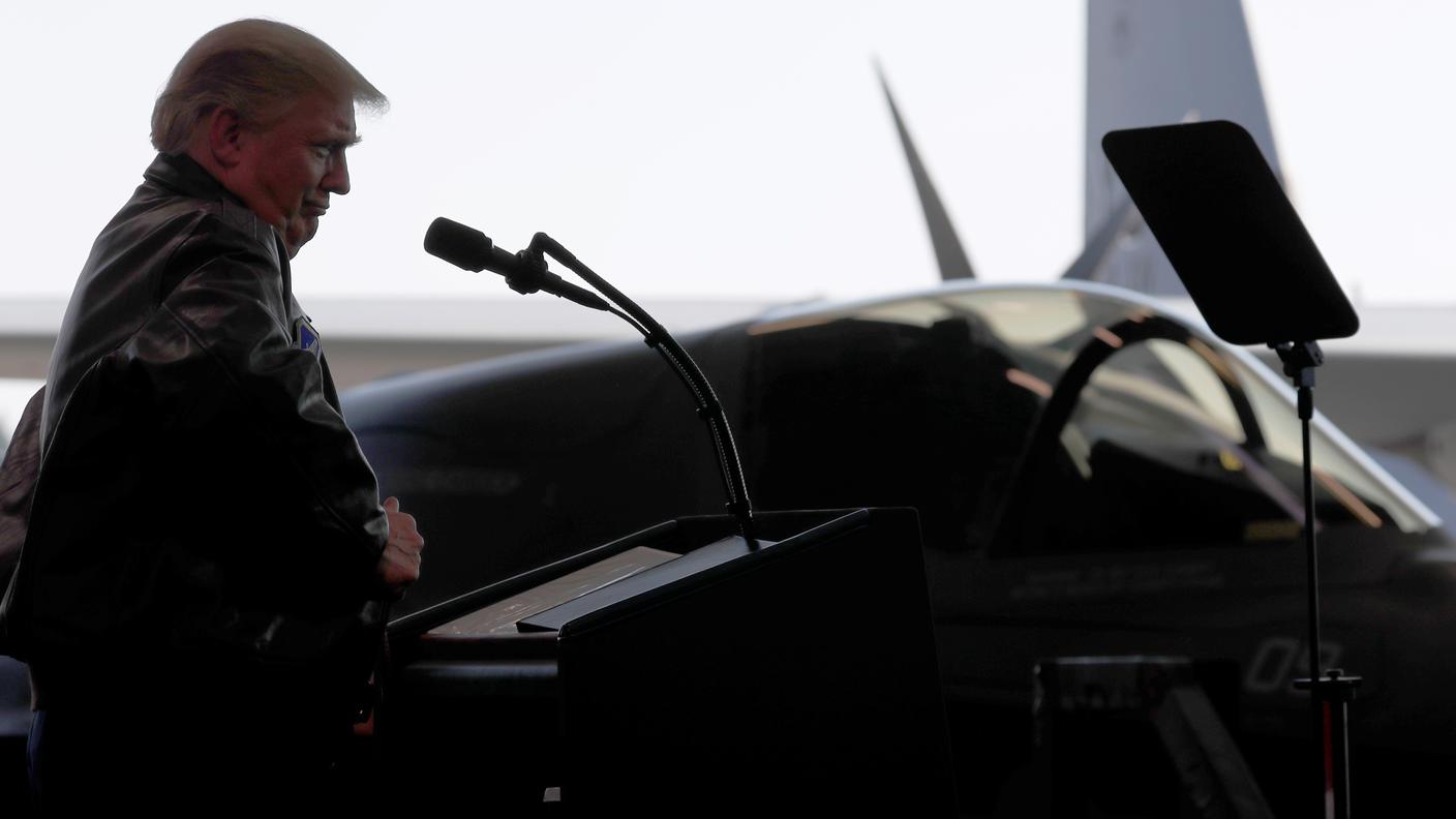Donald Trump è atterrato alla base militare di Yokota