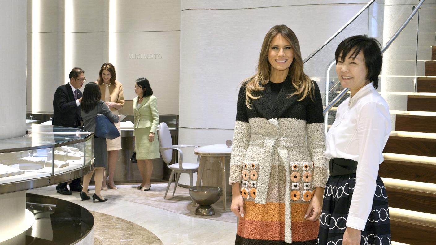 Intanto le due first ladies Melania Trump e Akie Abe si sono incontrate nel negozio di Mikimoto