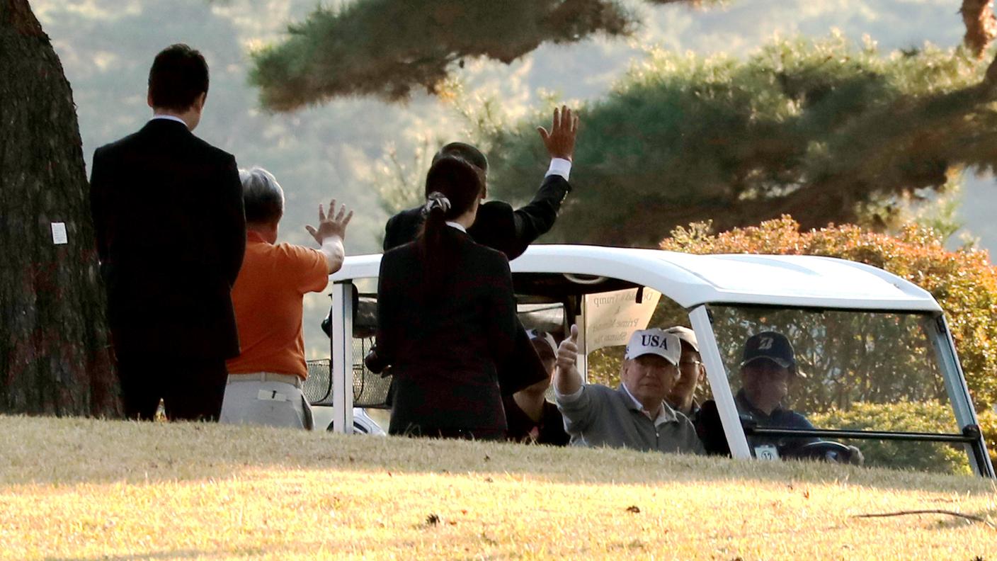 Trump e il premier nipponico Shinzo Abe discutono sul campo da golf di Kasumigaseki