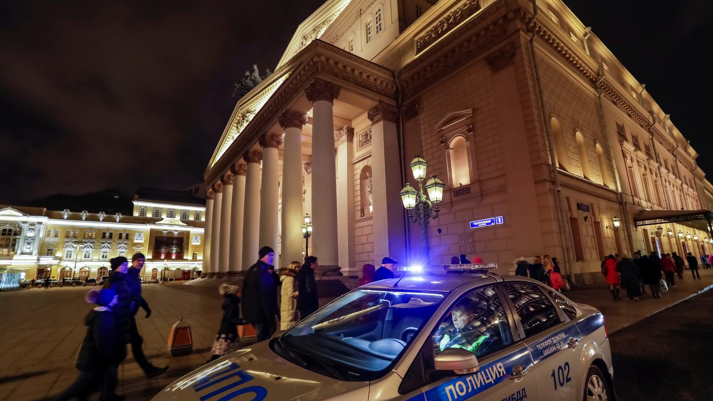 La polizia all'esterno del teatro