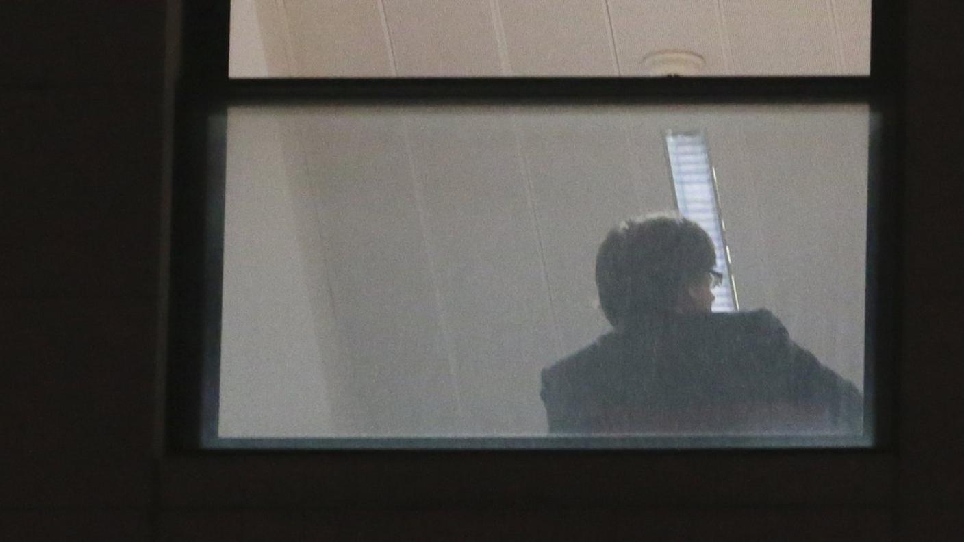 Puigdemont, ripreso di spalle da una finestra, durante la sua deposizione negli uffici della procura di Bruxelles