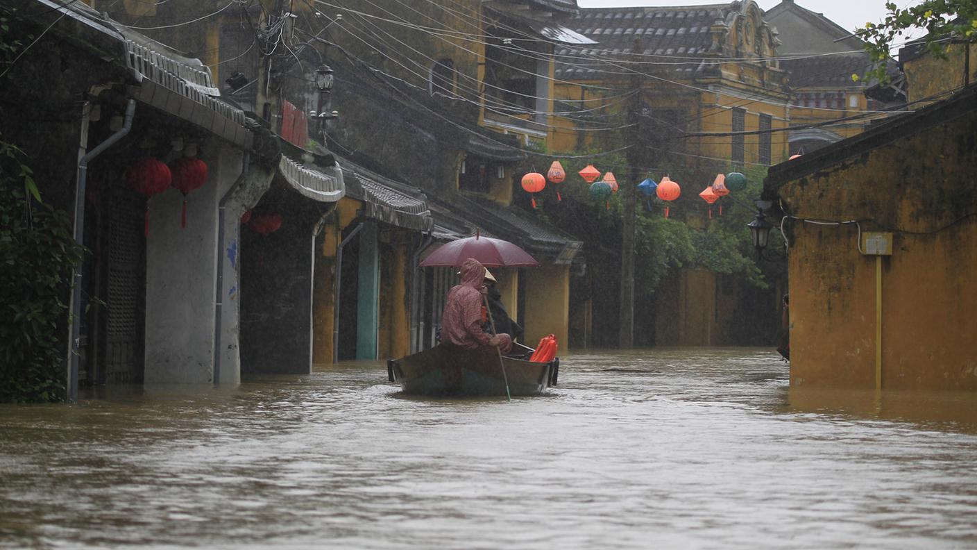Ad Hoi An si gira in barca