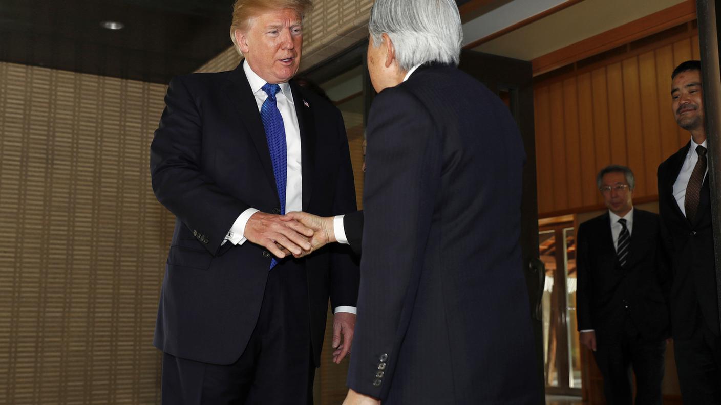 Con l'imperatore solo una stretta di mano, senza l'inchino che invece Obama fece