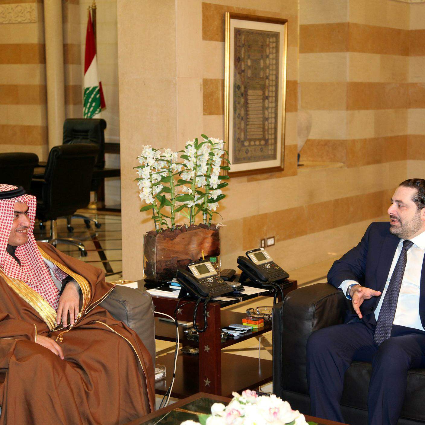 Il ministro saudita Thamer Sabhan (s) e l'ex premier libanese Saad Hariri (d)