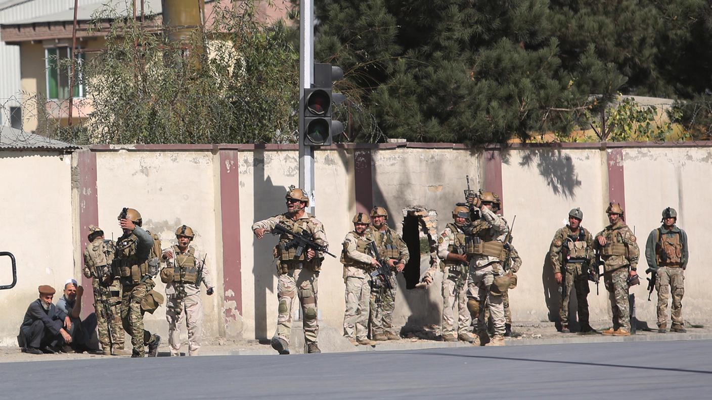 Agenti delle forze speciali afghane vicino alla sede della Tv Shamshad, a Kabul
