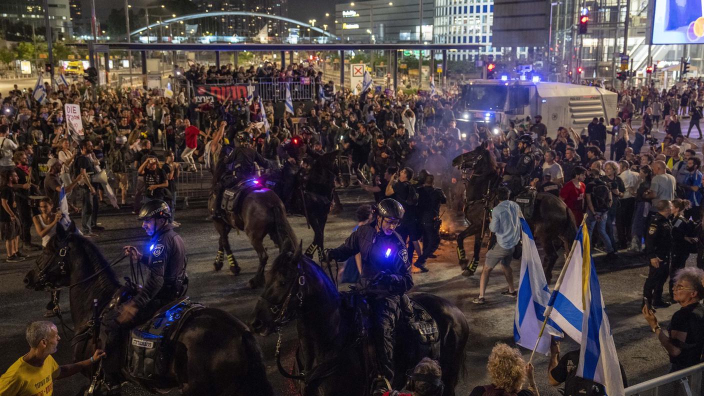 Tel Aviv, la polizia disperde i manifestanti