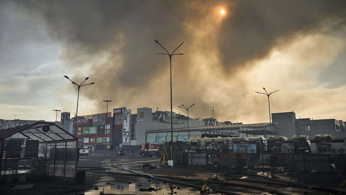 Il supermarket di Kharkiv bombardato sabato dalle forze russe