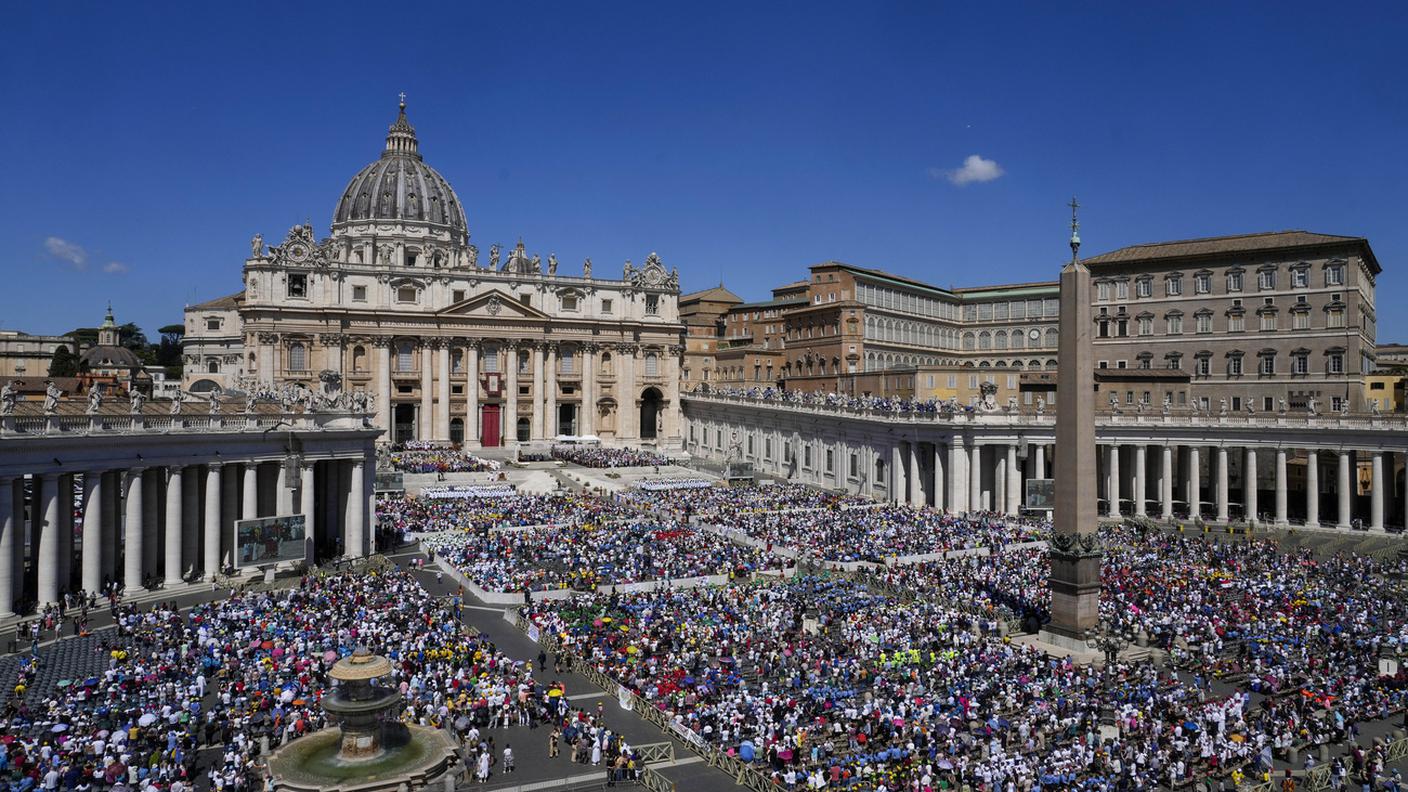 La folla di bimbi ed accompagnatori prima della funzione religiosa