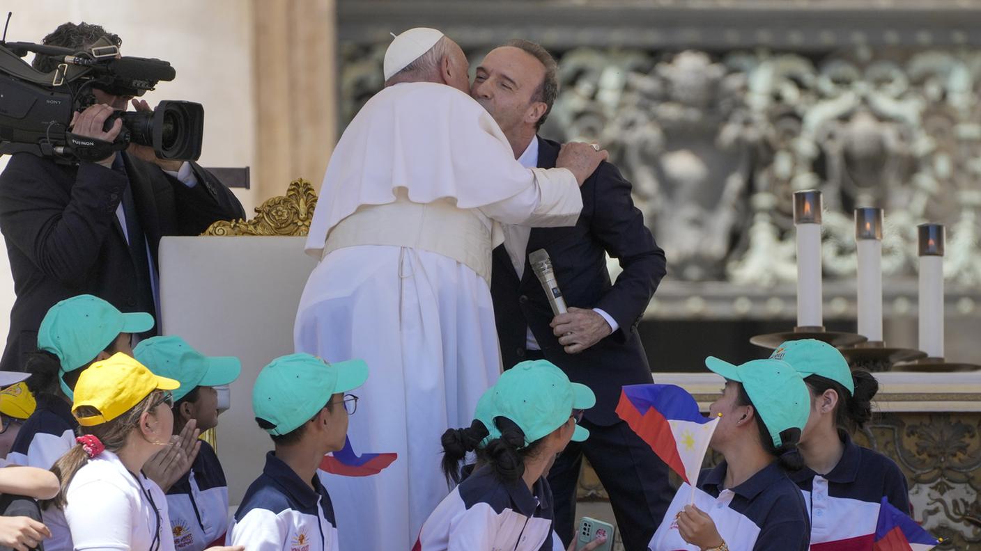 Il bacio di Benigni a Francesco