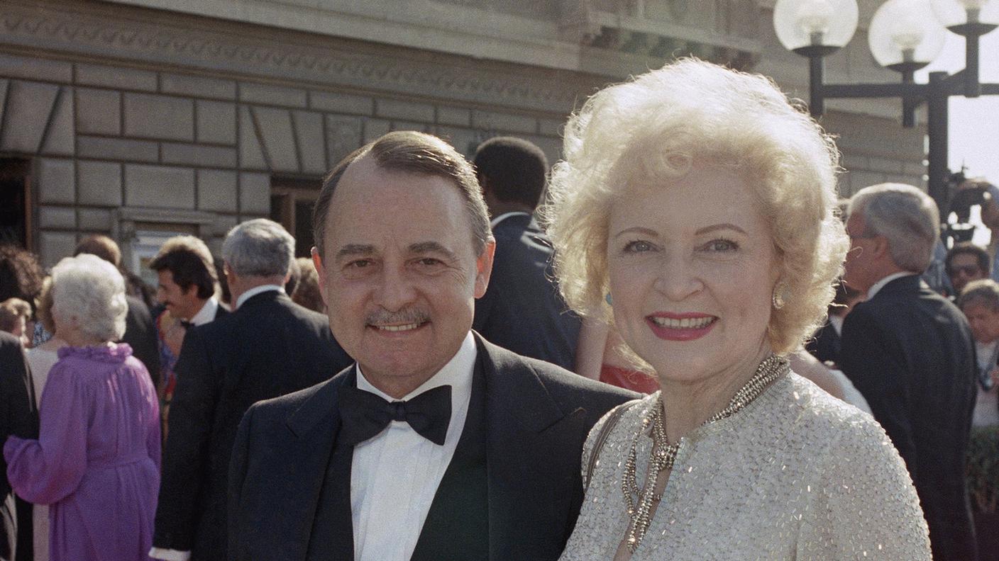 John Hillerman insieme all'attrice e conduttrice TV Betty White, in uno scatto del 1985