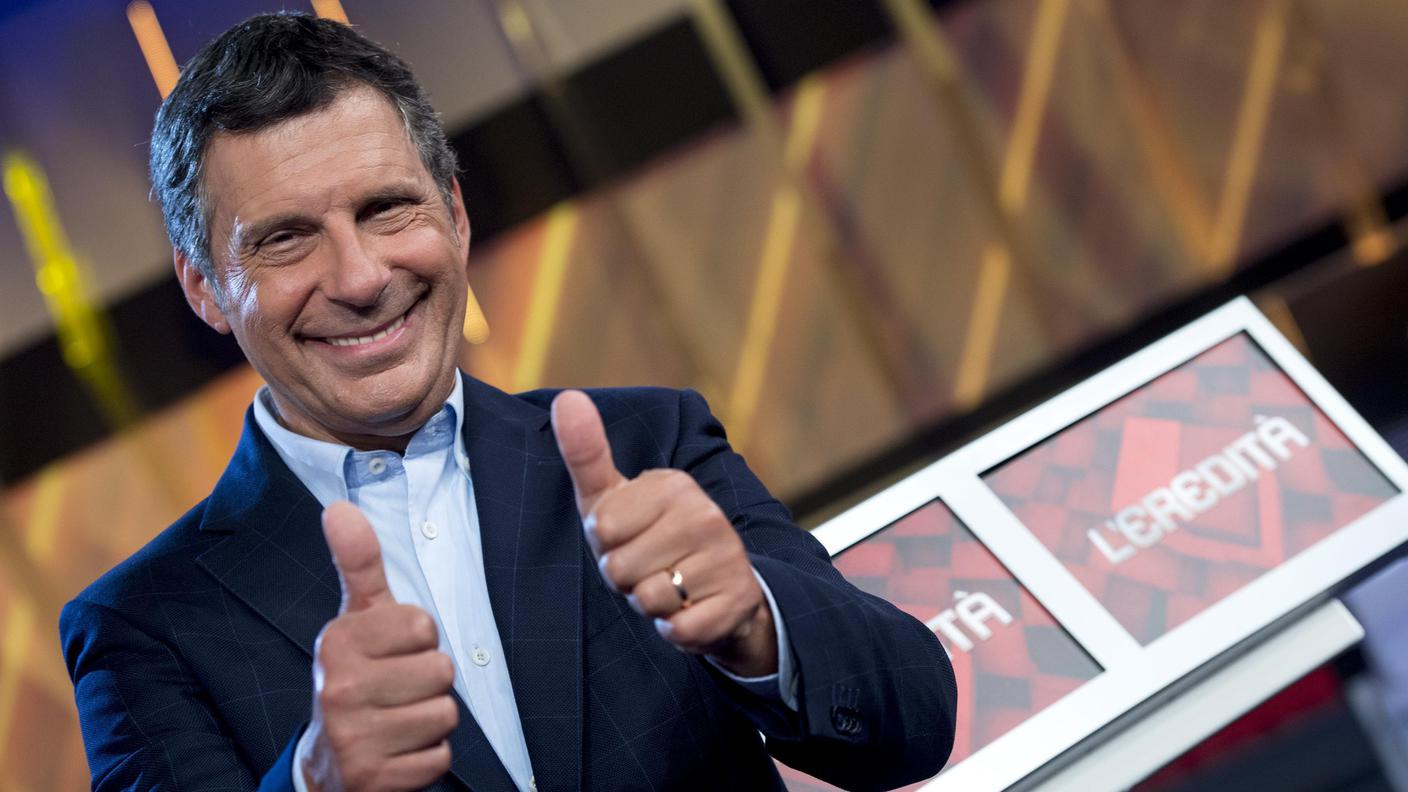 Il conduttore non fa altro che ringraziare
