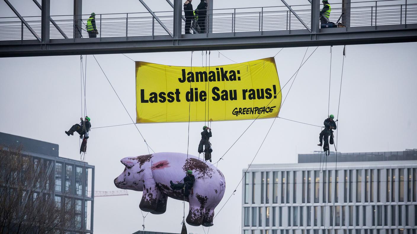 I colloqui della coalizione sono stati accompagnati da un'azione di Greenpeace