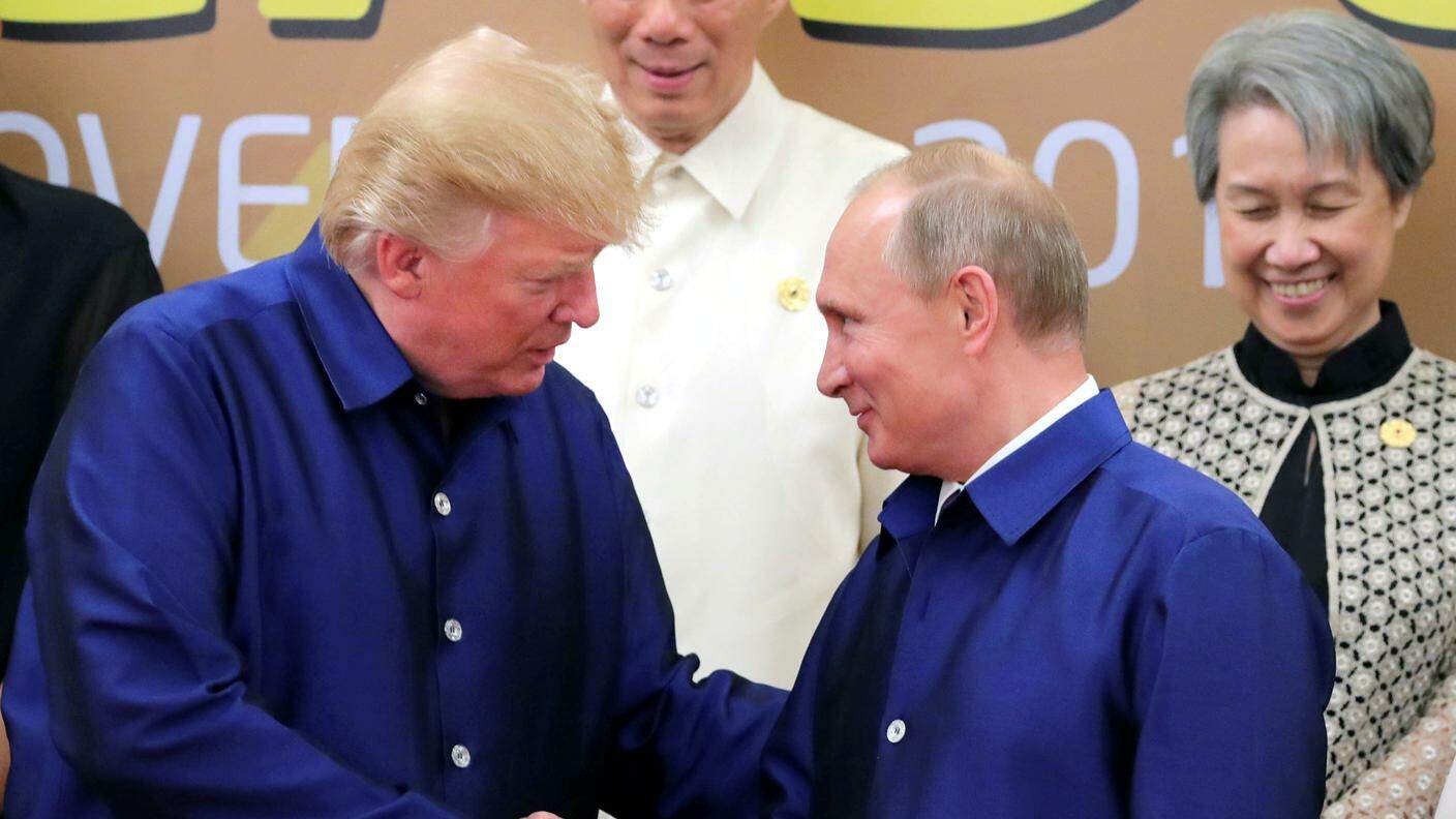 Trump e Putin si stringono la mano durante il summit APEC