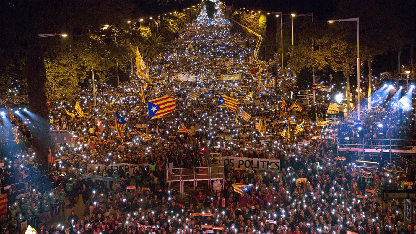 Un lungo fiume di persone per sostenere i "detenuti politici"