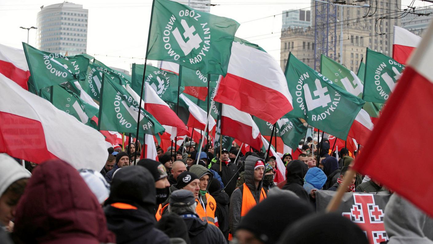 Manifestanti di estrema destra con le bandiere del National-Radical Camp (ONR) polacco