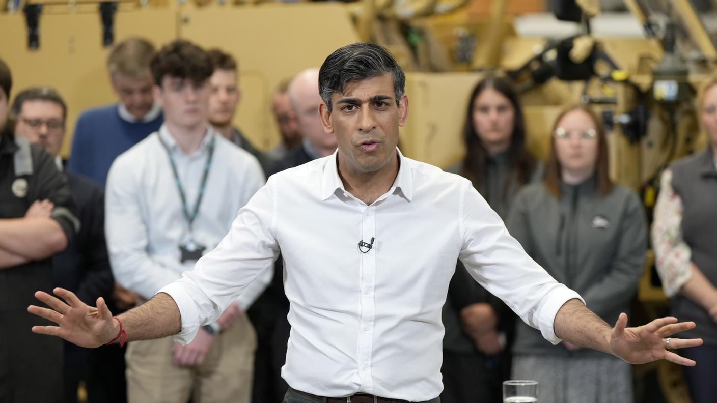 Il premier britannico uscente Rishi Sunak durante un comizio