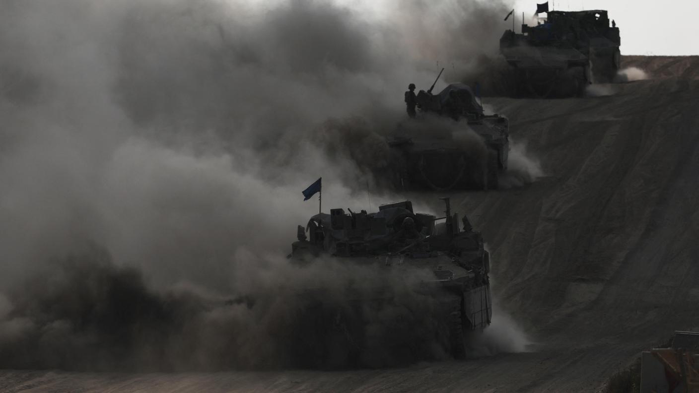 Carri armati israeliani in azione lungo il confine tra la Striscia di Gaza e l'Egitto.JPG