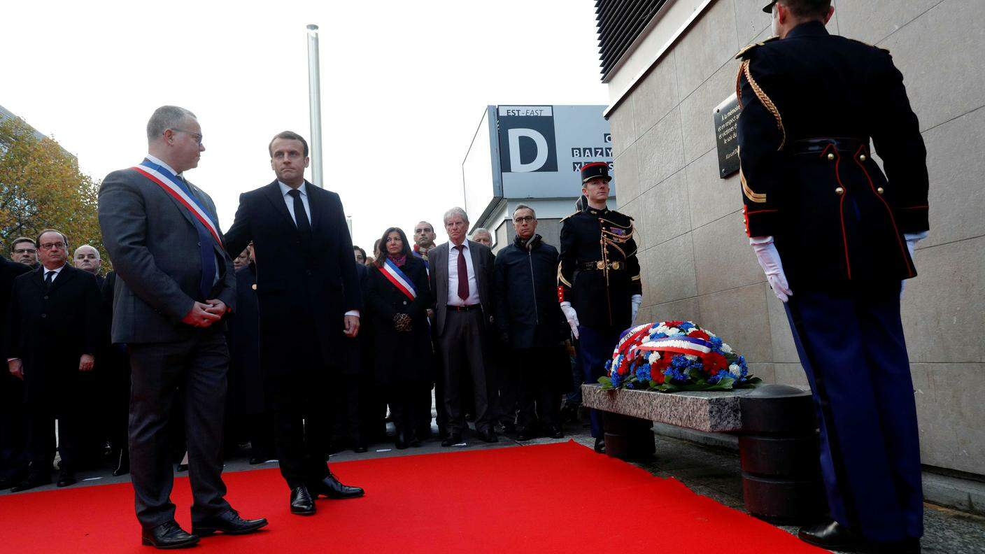 Il presidente Macron e il sindaco di Saint Denis posano una corona allo "Stade de France"