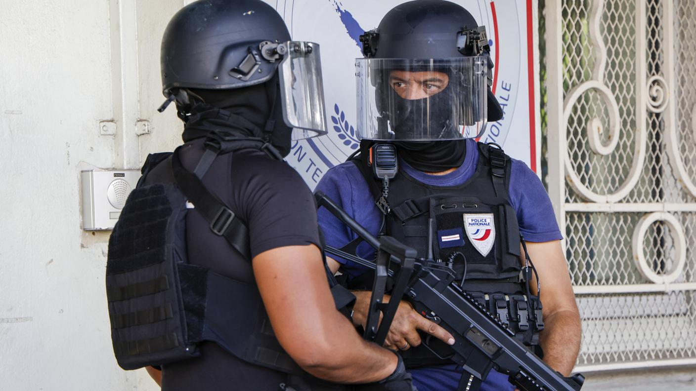 Circa 400 poliziotti e gendarmi hanno smantellato venerdì 26 barricate nella città di Nouméa