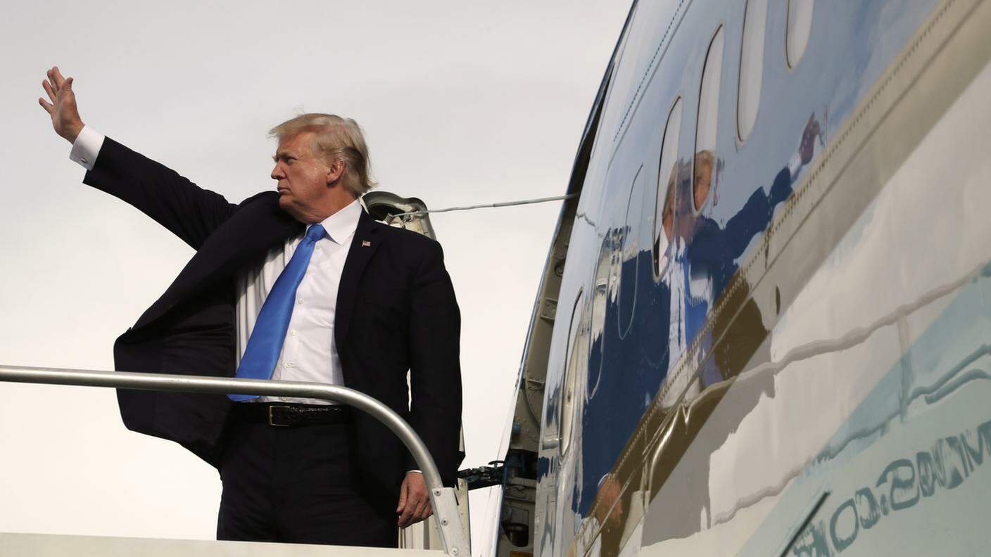 Trump sulla scaletta dell'Air Force One, in conclusione della sua visita a 5 paesi asiatici