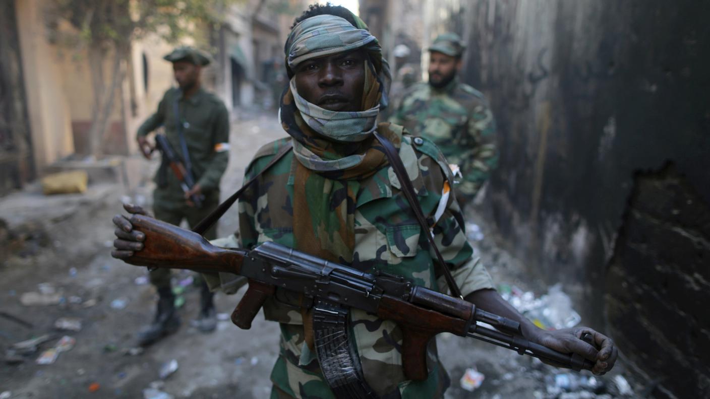 Un combattente con la sua arma