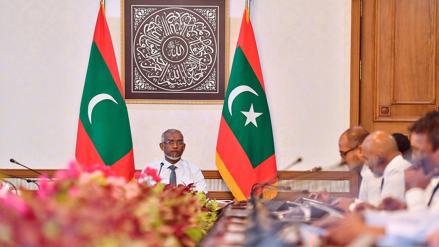 Il presidente delle Maldive Mohamed Muizzu mentre partecipa a una riunione di gabinetto nel marzo 2024