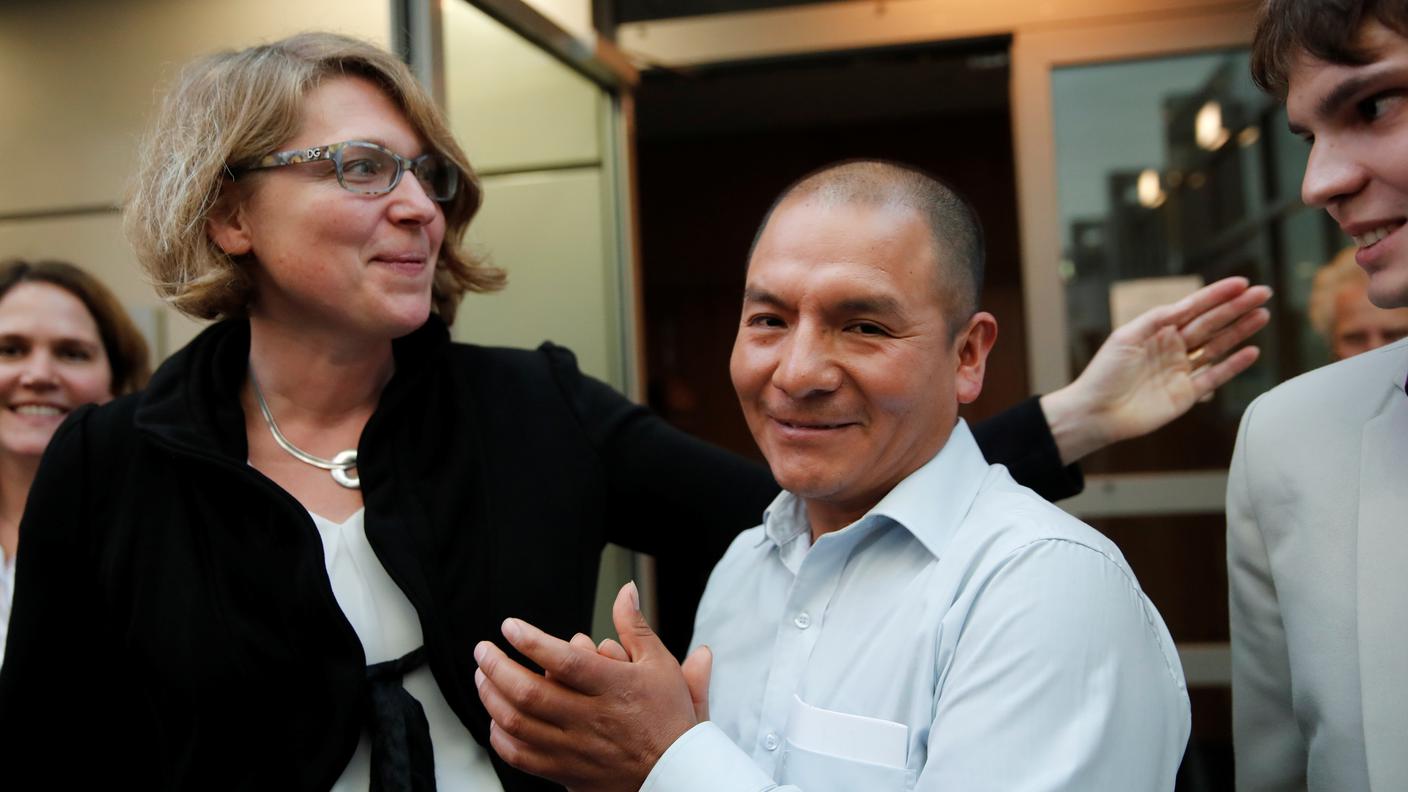 Saúl Luciano Lliuya con la sua avvocata Roda Verheyen