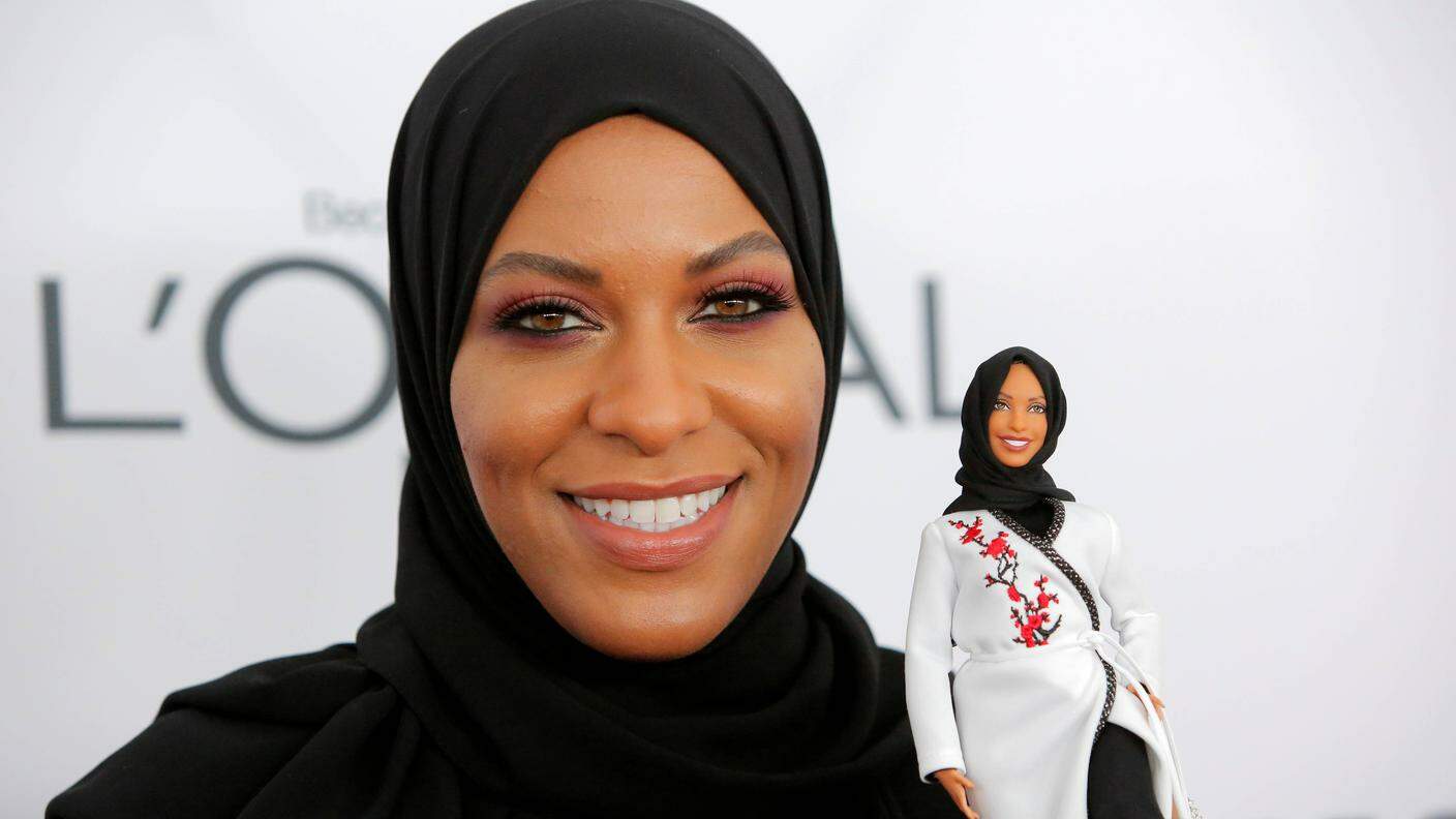 Ibtihai Muhammad con la Barbie che la raffigura con il suo hijab