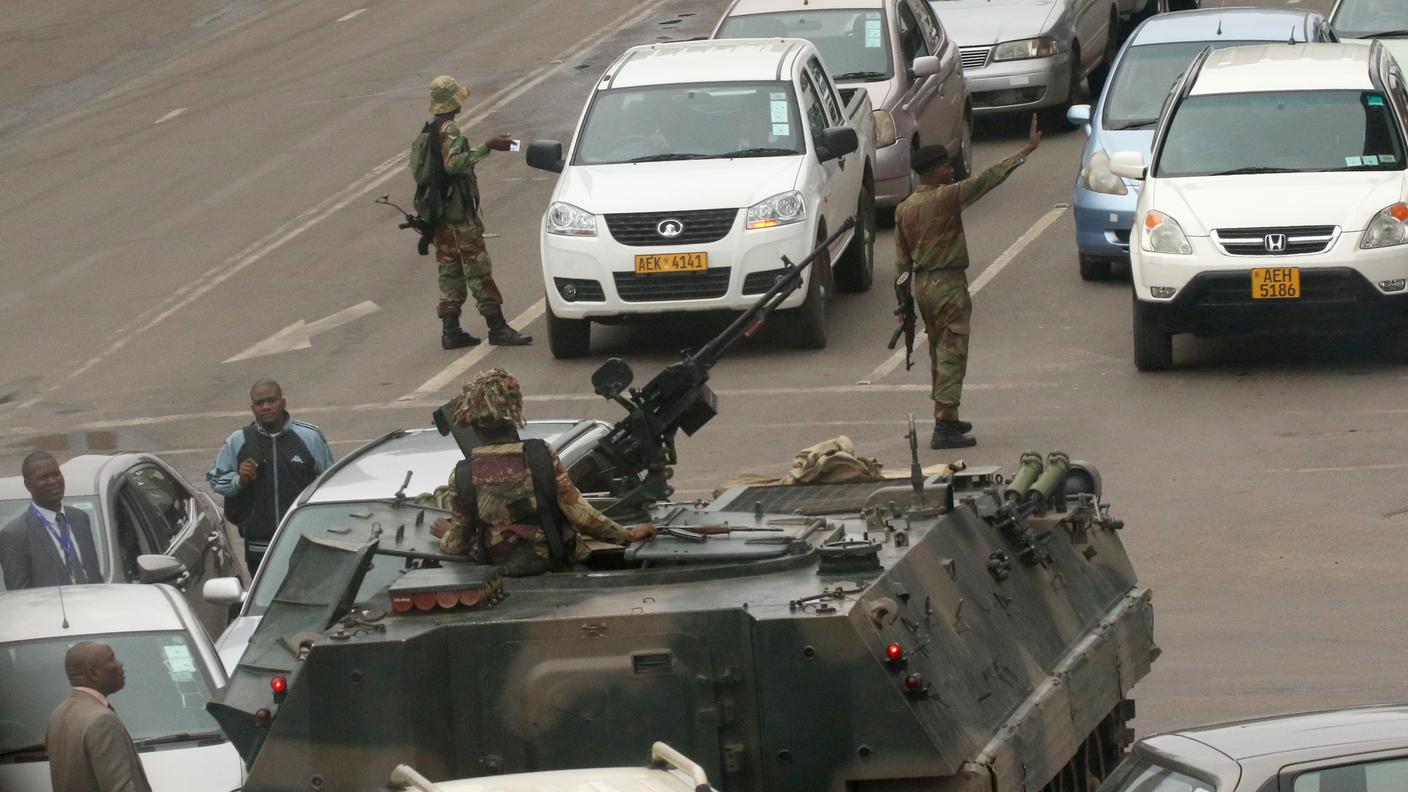 I cingolati dei militari continuano a bloccare le strade della capitale Harare