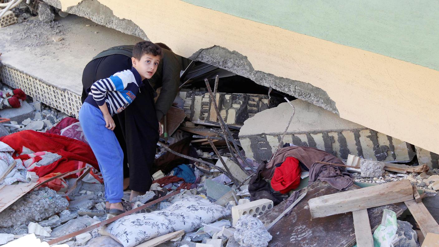Un bimbo tra i resti di un edificio a Darbandikhan in Iraq