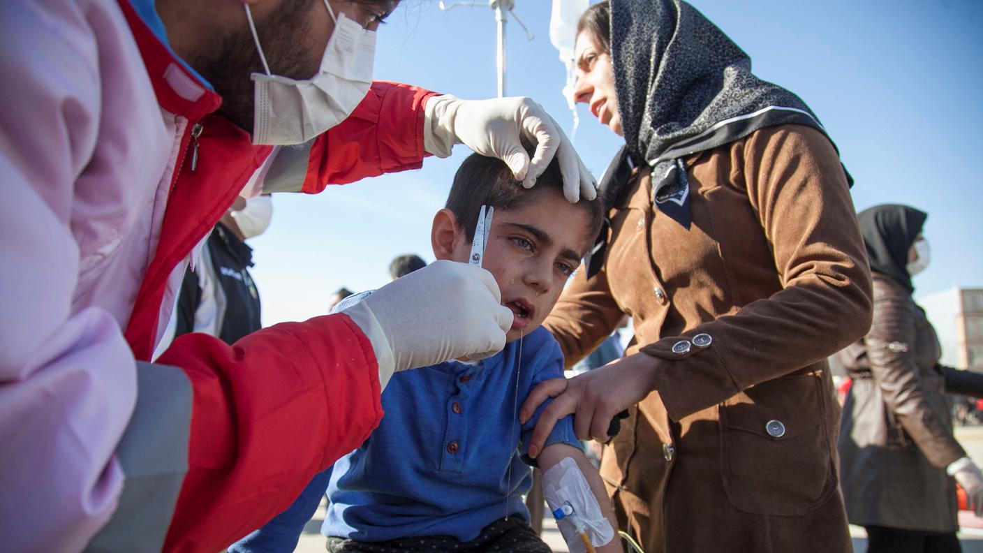 Un ragazzo rimasto ferito durante il terremoto