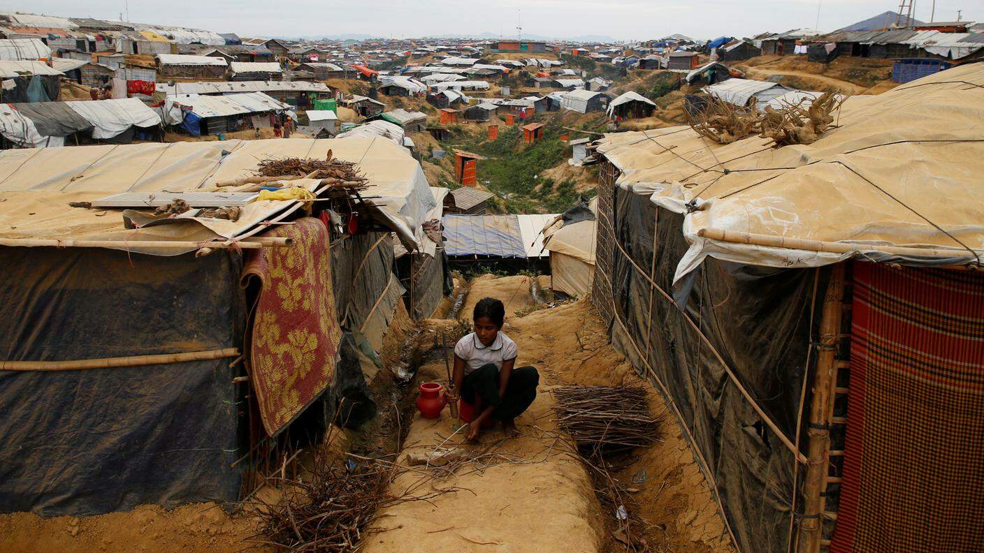 Molti sono fuggiti e vivono in campi profughi in Bangladesh