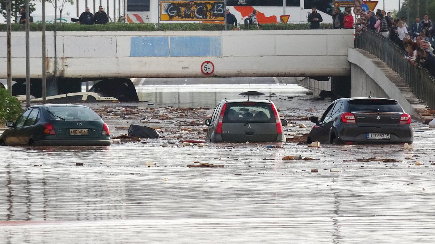 Le vittime sono rimaste intrappolate dalle acque e dai fiumi di fango che spazzano le strade