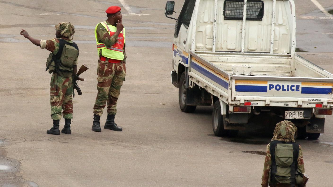 Soldati per le strade di Harare