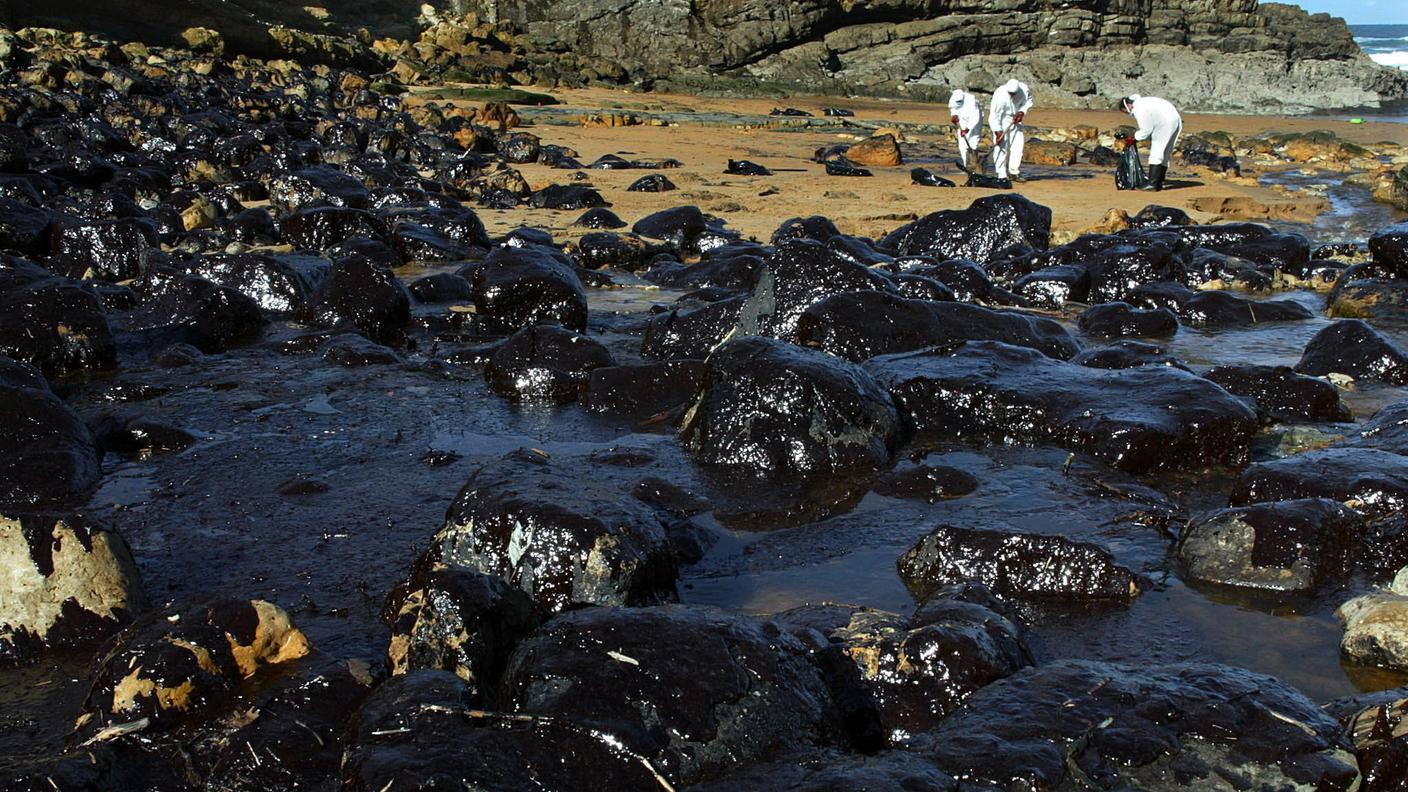 Una spiaggia spagnola insudiciata dal petrolio fuoriuscito dalla Prestige