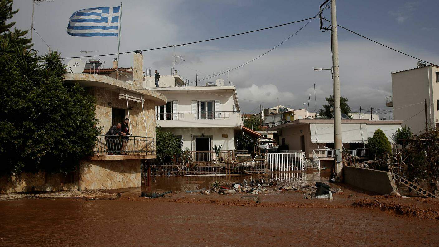 Le strade sommerse dal fango e dai detriti a Mandra, non lontano da Atene