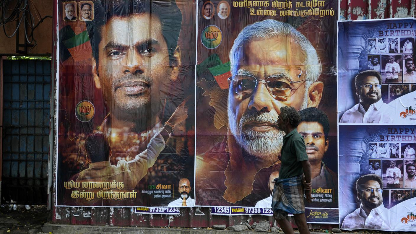 Manifesti con i ritratti del primo ministro indiano Narendra Modi e del presidente del Bharatiya Janata Party (BJP)